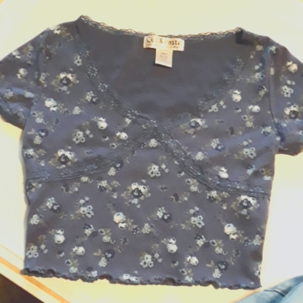 A xs cropped t with blue lace and blue floral print
